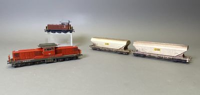 deux petits trains assis l'un à côté de l'autre sur une table