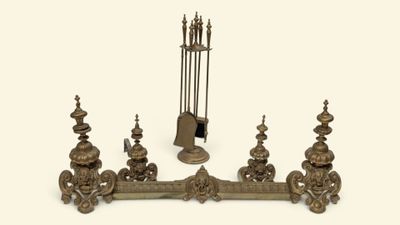 des chandeliers et une horloge sur fond blanc, avec un fond blanc