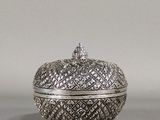 une boîte ancienne en argent, munie d'un couvercle et ornée d'un motif en forme de diamant