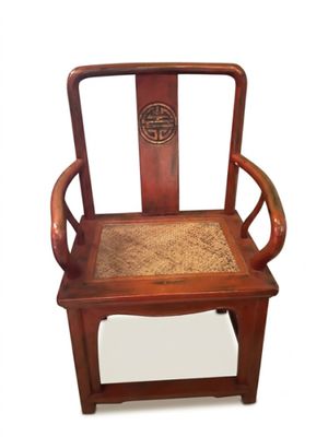 une chaise en bois dont l'assise est en osier