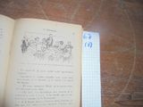 un livre ouvert posé sur une table, avec une feuille de papier à côté