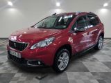 la voiture rouge est garée dans le garage sur un sol en damier