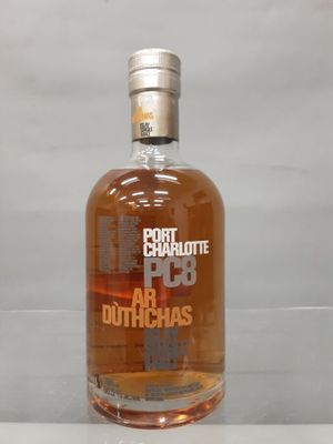 La bouteille de bourbon Port Charlotte est posée sur une table.