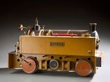 un petit train posé sur une table