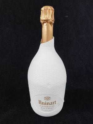 une image représentant une bouteille de champagne sur fond noir