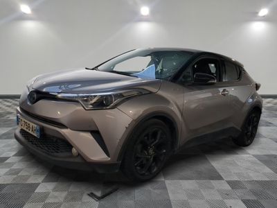 Le SUV Toyota C-HR est garé dans un showroom.