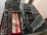 de nombreux outils posés sur une table