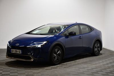 une voiture bleue est garée dans une pièce au sol à carreaux