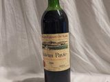 une bouteille de vin posée sur une table