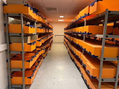 Catalogue en préparation. Ci-contre : 100 caisses plastique orange et 