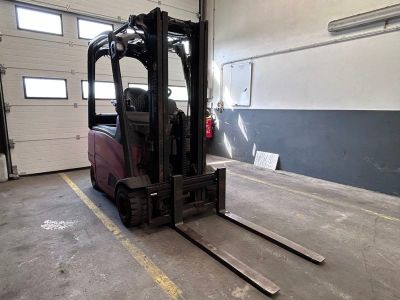 un chariot élévateur dans un entrepôt, avec une porte en arrière-plan