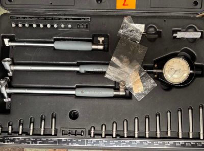 un ensemble d'outils rangés dans une mallette à outils