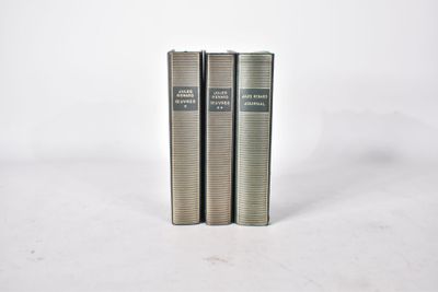 deux livres posés l'un sur l'autre sur une surface blanche