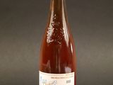 une bouteille de vin posée sur une table