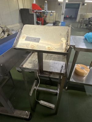 une image d'une bande transporteuse dans une usine