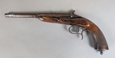 un vieux fusil exposé sur une table