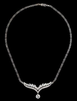 un collier en diamants et en or blanc sur fond noir