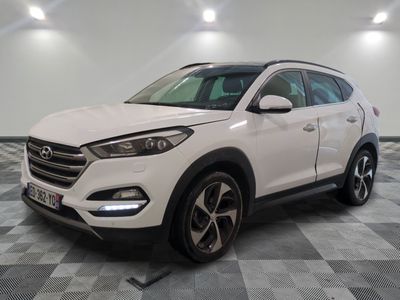 le 4x4 blanc est garé sur un carrelage à carreaux