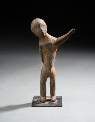 une image représentant une statue d'un homme les bras tendus