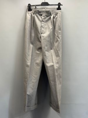 un pantalon suspendu à un cintre contre un mur