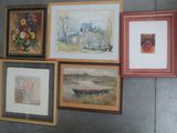 de nombreux tableaux encadrés accrochés au mur d'une pièce