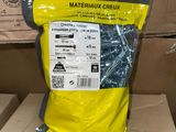 un sac de tissu posé sur une boîte en carton
