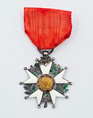 une image d'une médaille avec un ruban rouge sur fond blanc