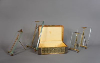 une petite boîte ouverte posée sur une table, à côté de trois petits tabourets