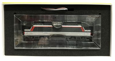 un train noir et rouge dans une boîte transparente