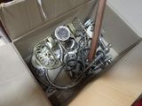 une boîte contenant tout un tas de tuyaux et de fils