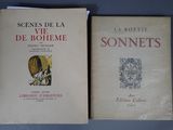 deux livres posés l'un à côté de l'autre sur une table