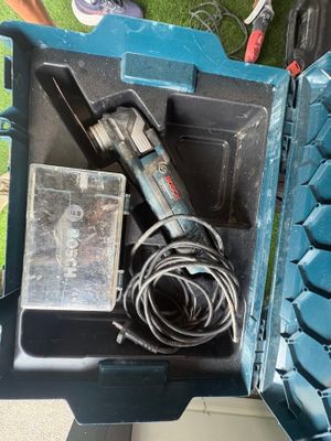 une boîte à outils bleue avec des outils sur le sol