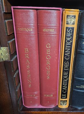 trois livres qui se trouvent sur une étagère d'une bibliothèque