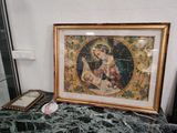 la photo d'une photo représentant une mère et son enfant posée sur une table