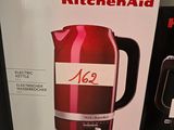 une bouilloire rouge exposée dans le magasin KitchenAid