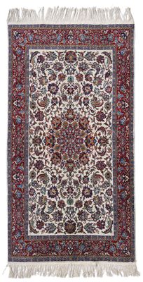 un tapis oriental à motifs floraux et à franges