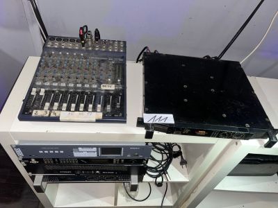 deux appareils électroniques posés sur une table blanche