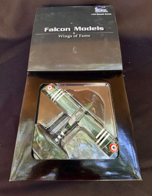une image représentant une boîte contenant une maquette d'avion