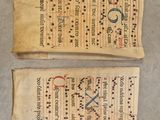 deux vieux morceaux de papier sur lesquels sont écrits des mots, posés sur une table
