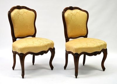 une paire de chaises anciennes avec un revêtement jaune, revêtement, revêtement, revêtement, revêtement, revêtement, revêtement, revêtement, revêtement, revêtement