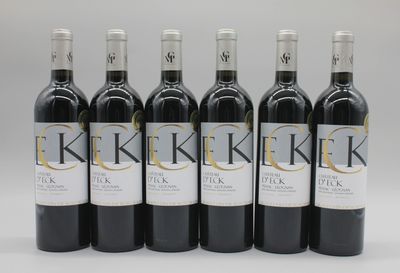 six bouteilles de vin rouge sont alignées