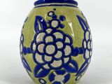 un vase bleu et vert orné d'un motif floral
