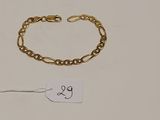 un bracelet en chaîne en or avec une étiquette