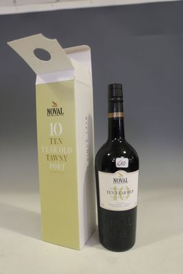 une bouteille de vin à côté d'un carton de vin