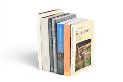 plusieurs livres sont empilés sur une surface blanche