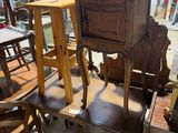 a lot of furniture that is sitting in a room