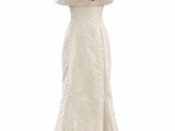 une robe blanche ornée d'une rose rouge sur l'épaule