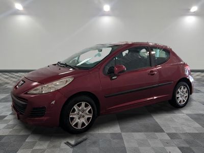 la photo d'une voiture rouge garée dans un garage
