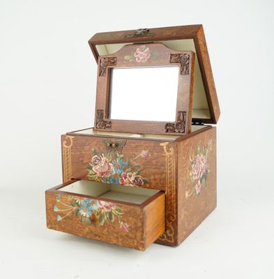 une petite boîte en bois ornée d'un motif floral