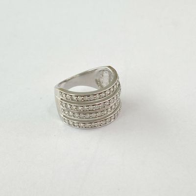 bague en argent sterling ornée de pierres transparentes sur fond blanc